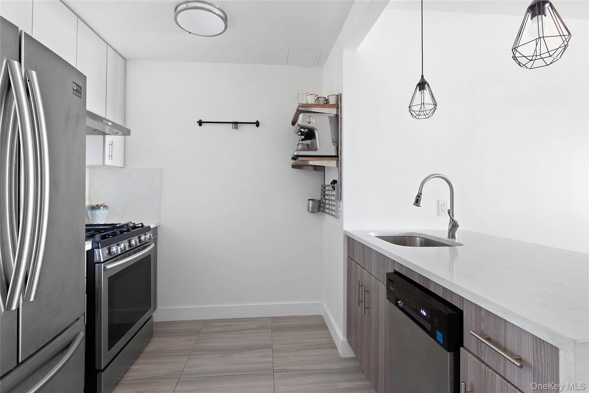 Rego Park, NY 11374,6298 Woodhaven BLVD #4I