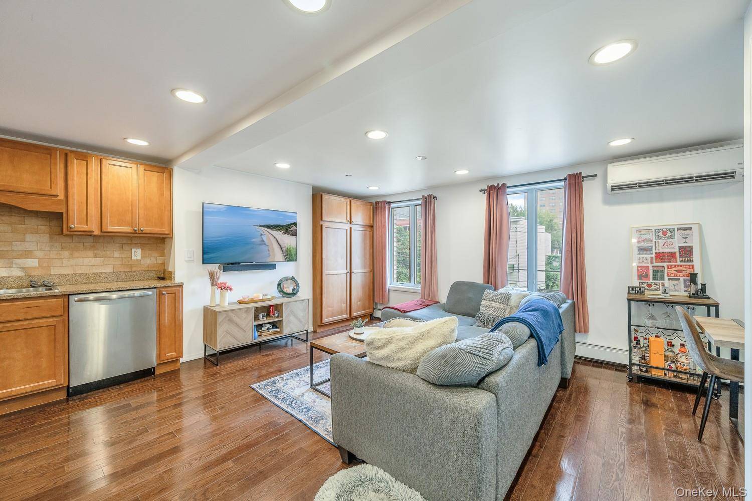 Astoria, NY 11106,21-05 33rd AVE