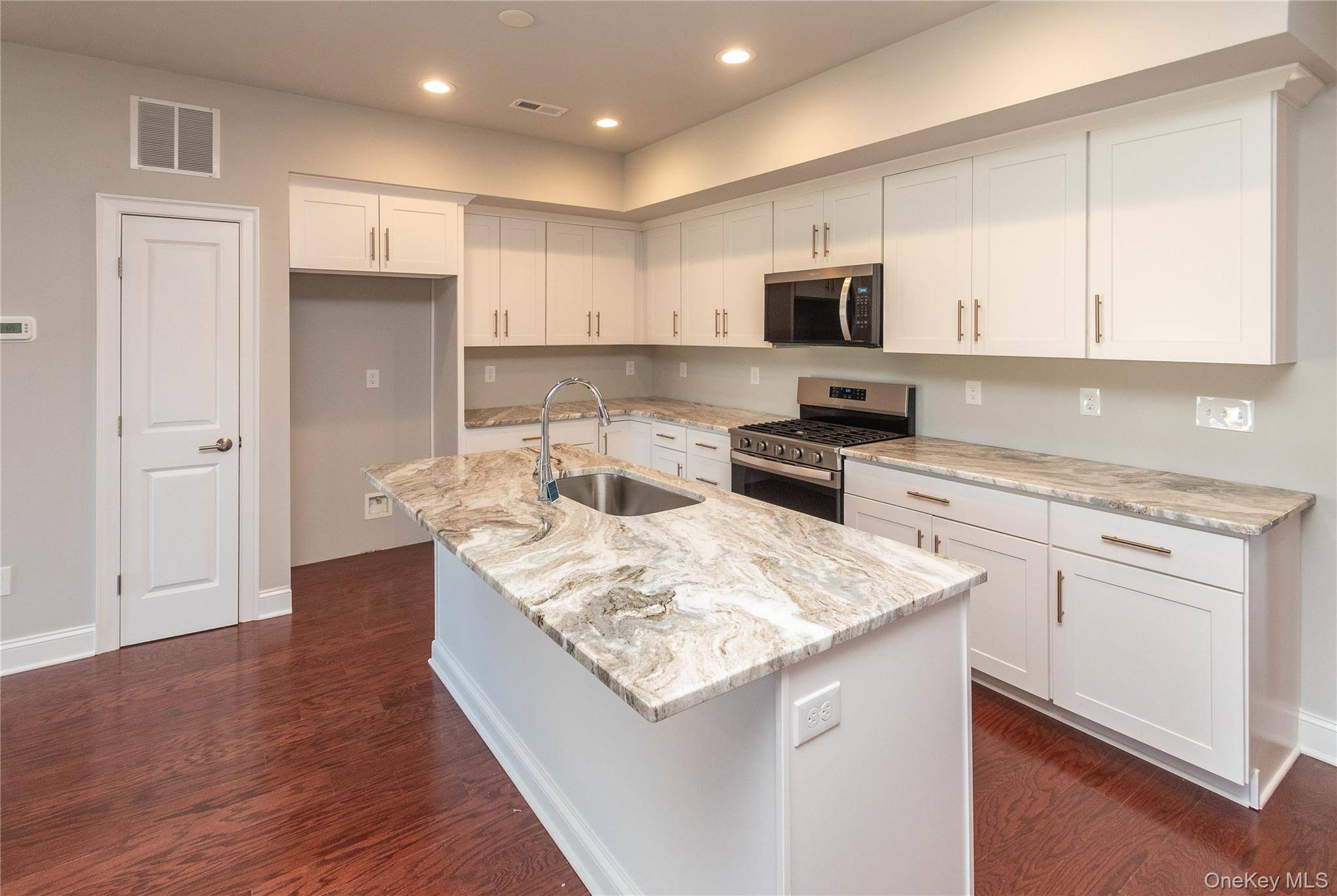 Hyde Park, NY 12538,128 Hudson View TER