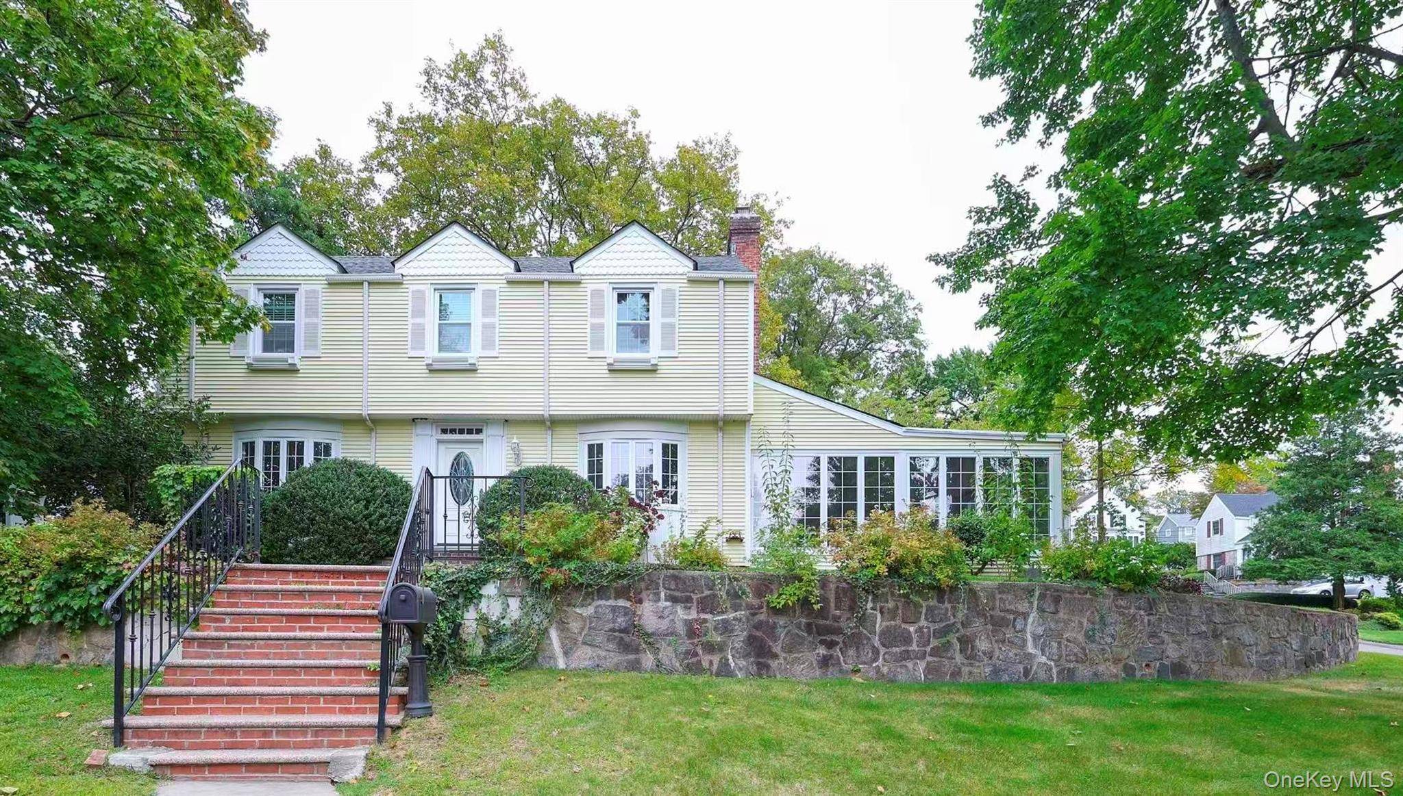 Manhasset, NY 11030,17 Pinewood RD