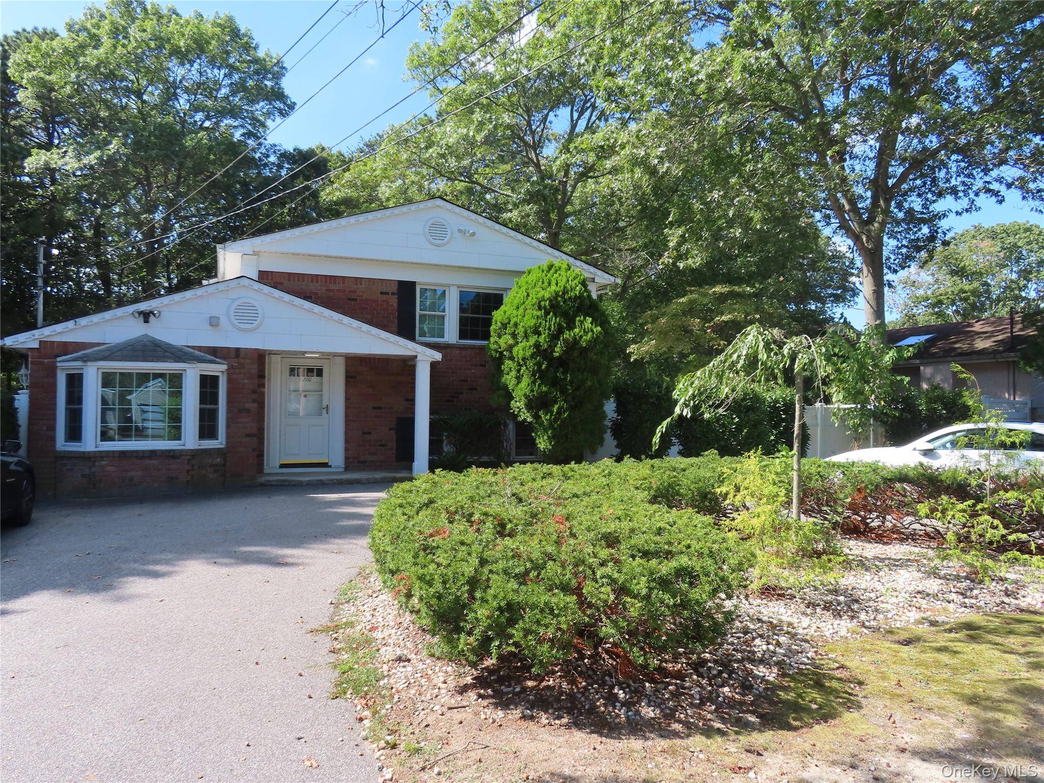 Bohemia, NY 11716,1210 Smithtown AVE #Upper