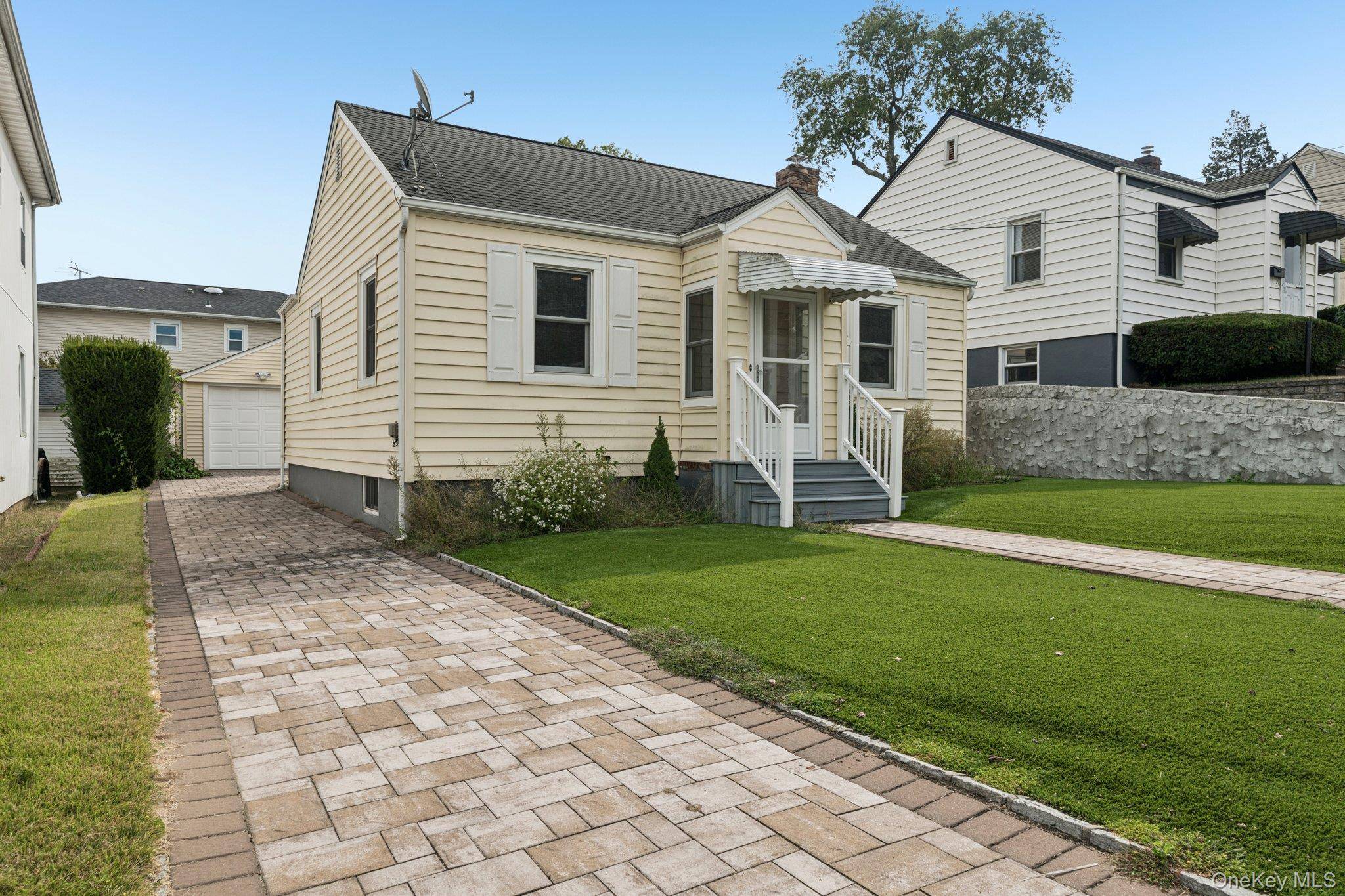 Albertson, NY 11507,105 Devon RD