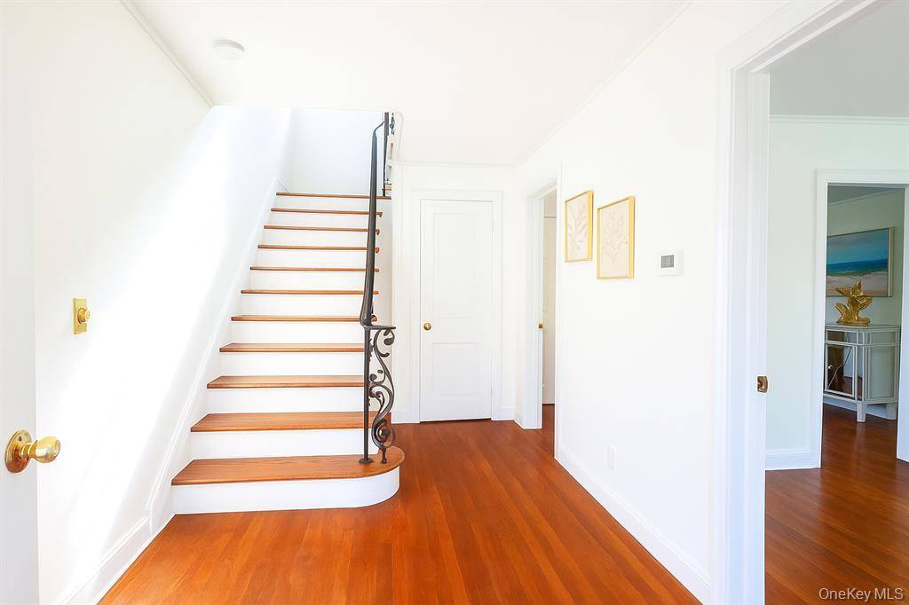 Little Neck, NY 11362,4734 Glenwood ST