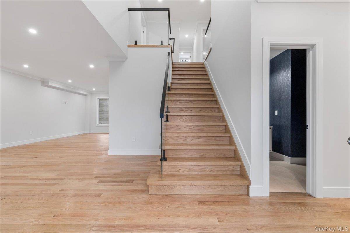 Woodmere, NY 11598,1028 E Broadway