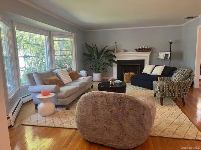 Garden City, NY 11530,2 Sunset LN