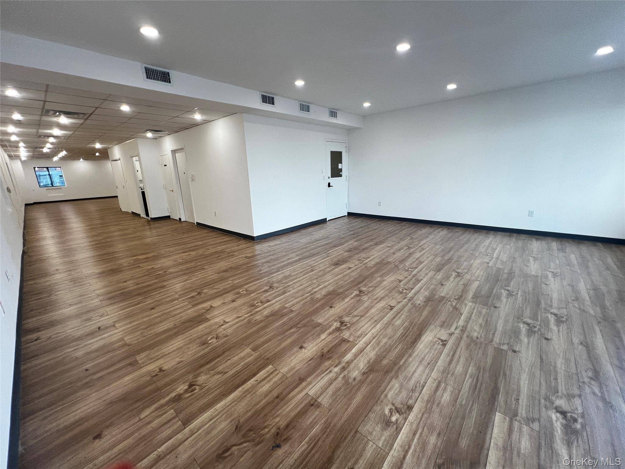 Flushing, NY 11354,136-81 Roosevelt AVE #3