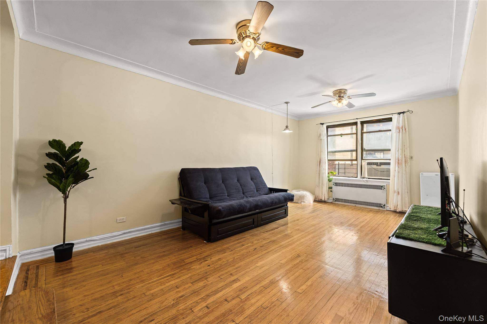 Jackson Heights, NY 11372,35-35 75th ST #522
