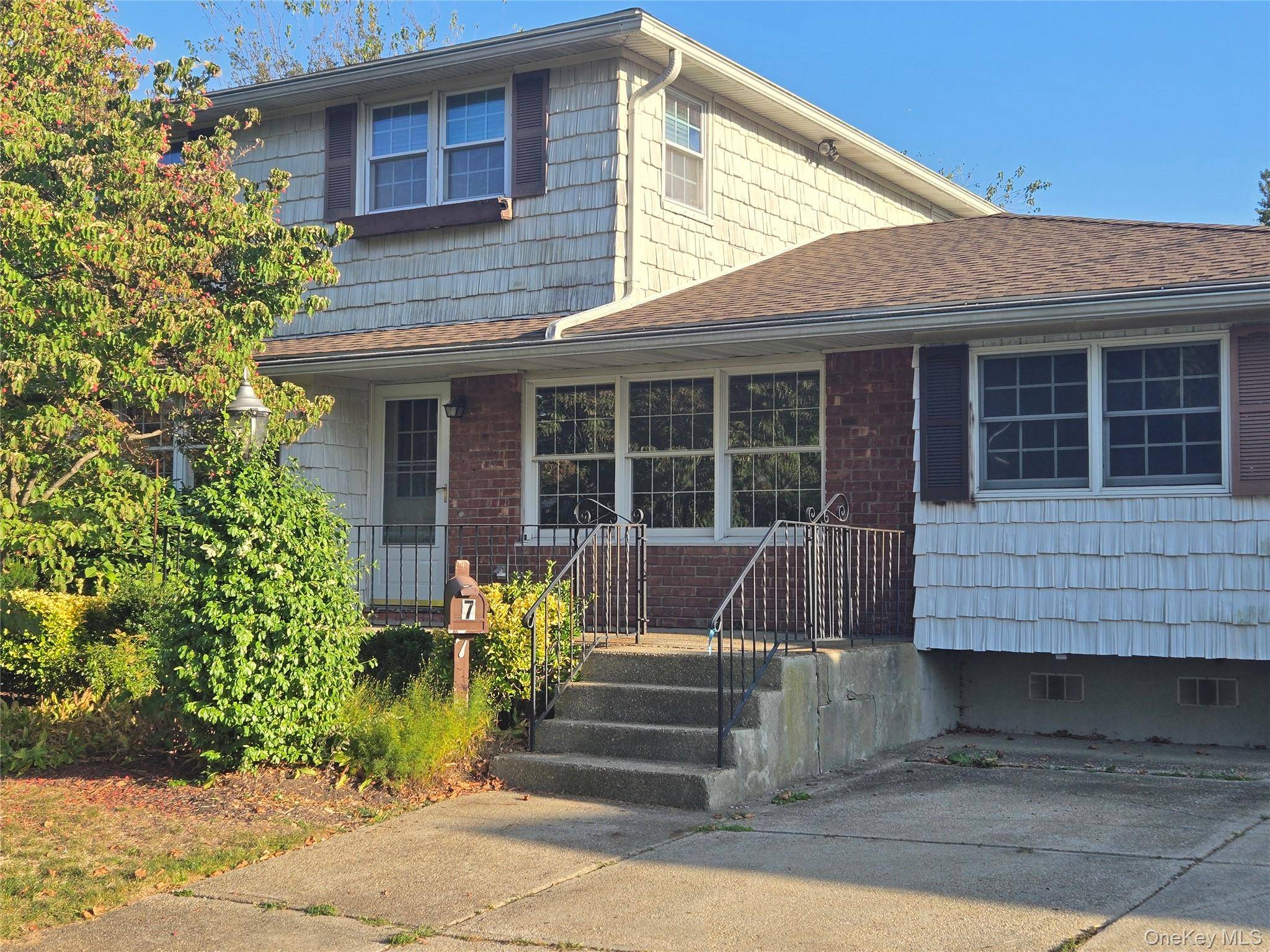 Commack, NY 11725,7 Romeo LN