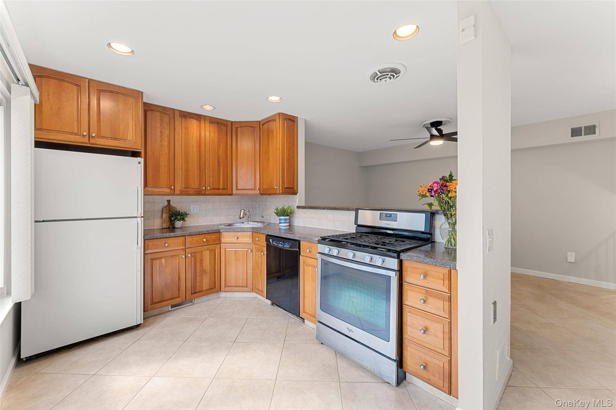 Scarsdale, NY 10583,11 Jackson AVE #4