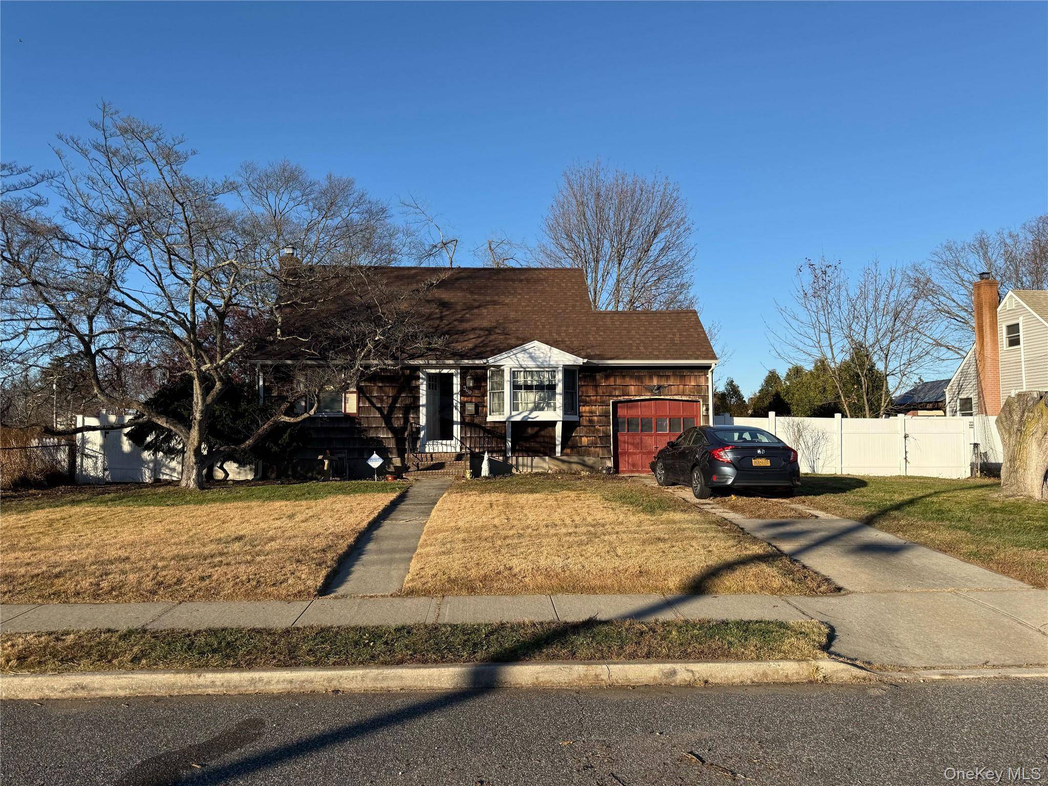 West Islip, NY 11795,360 Arcadia DR