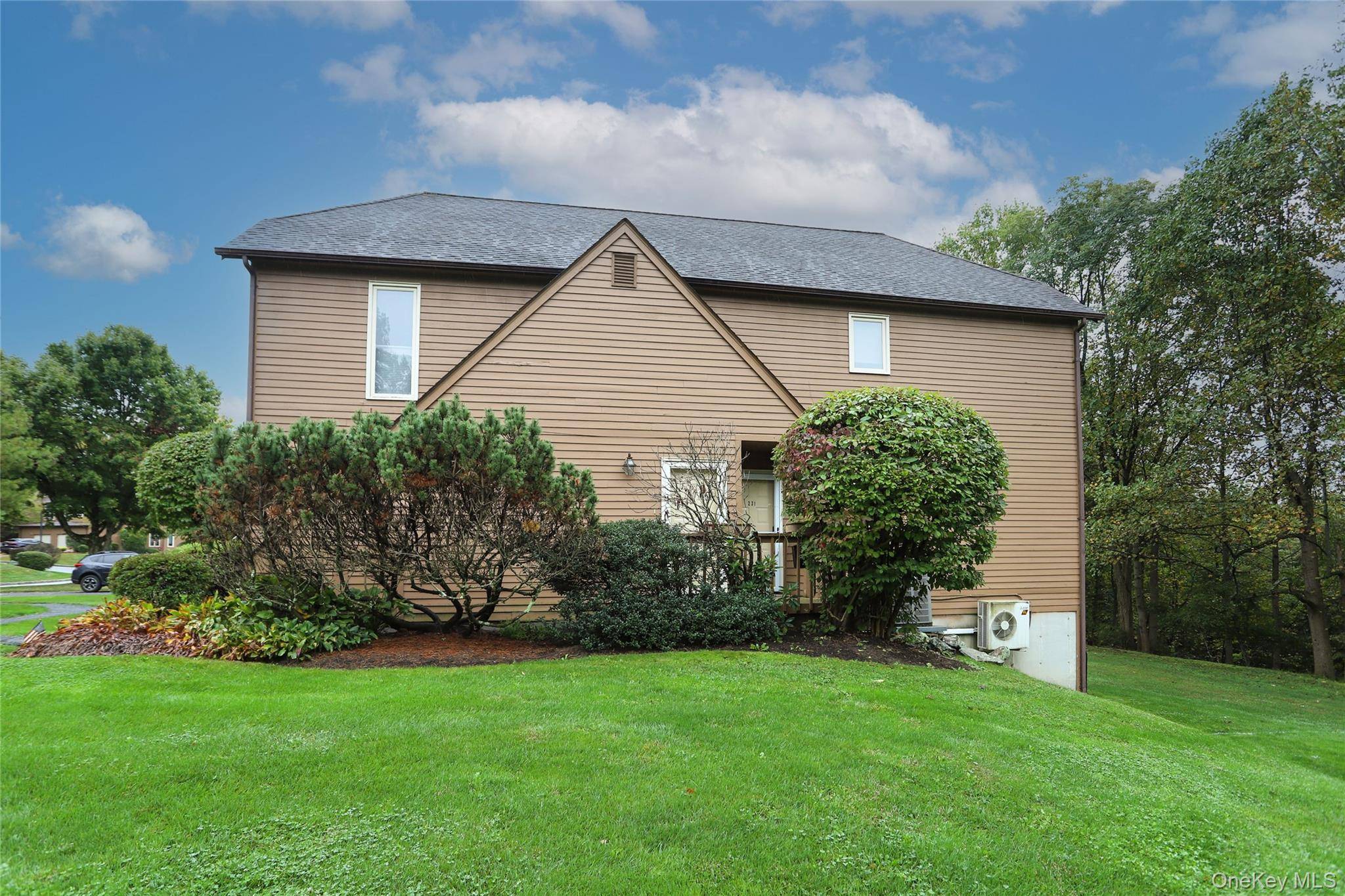 Yorktown Heights, NY 10598,231 Tree Top LN
