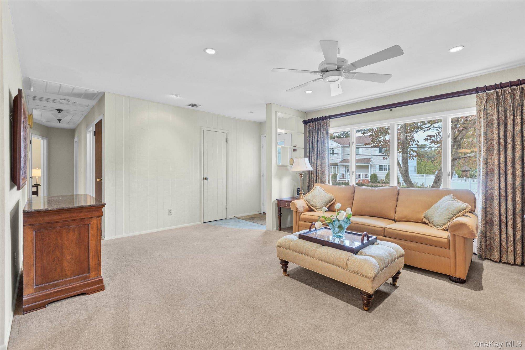 Kings Park, NY 11754,42 Bruce LN