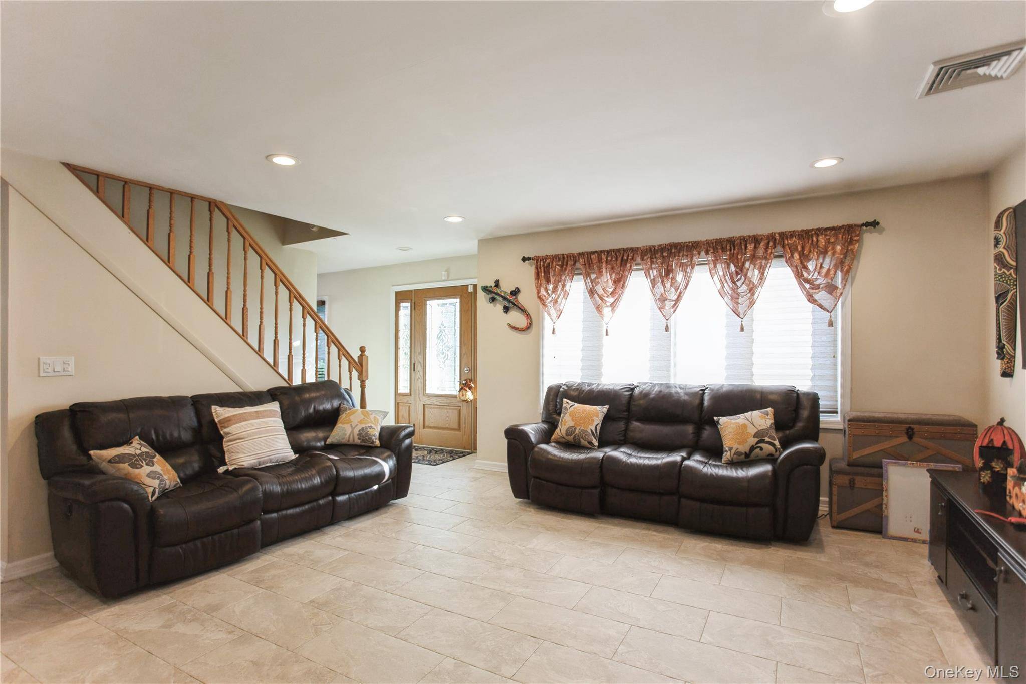 East Rockaway, NY 11518,24 Yarmouth RD