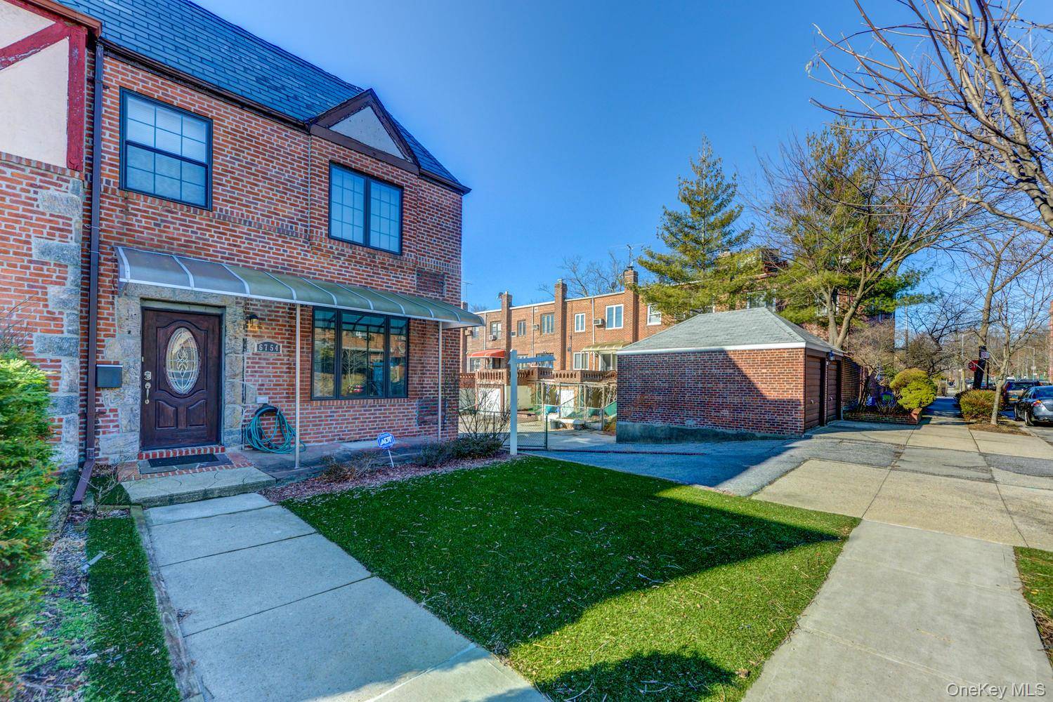 Forest Hills, NY 11375,67-54 Groton ST