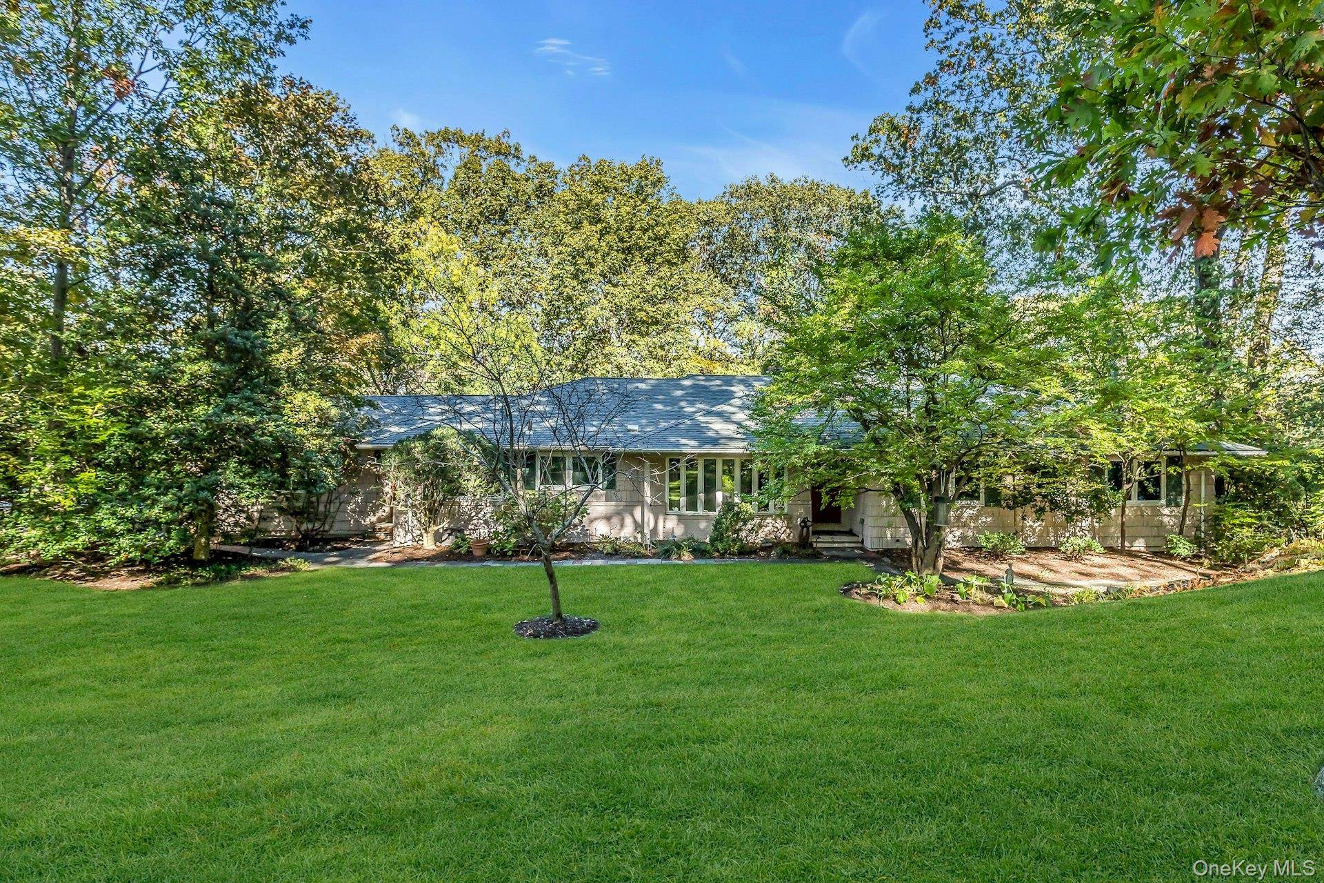 Manhasset, NY 11030,31 Knolls LN