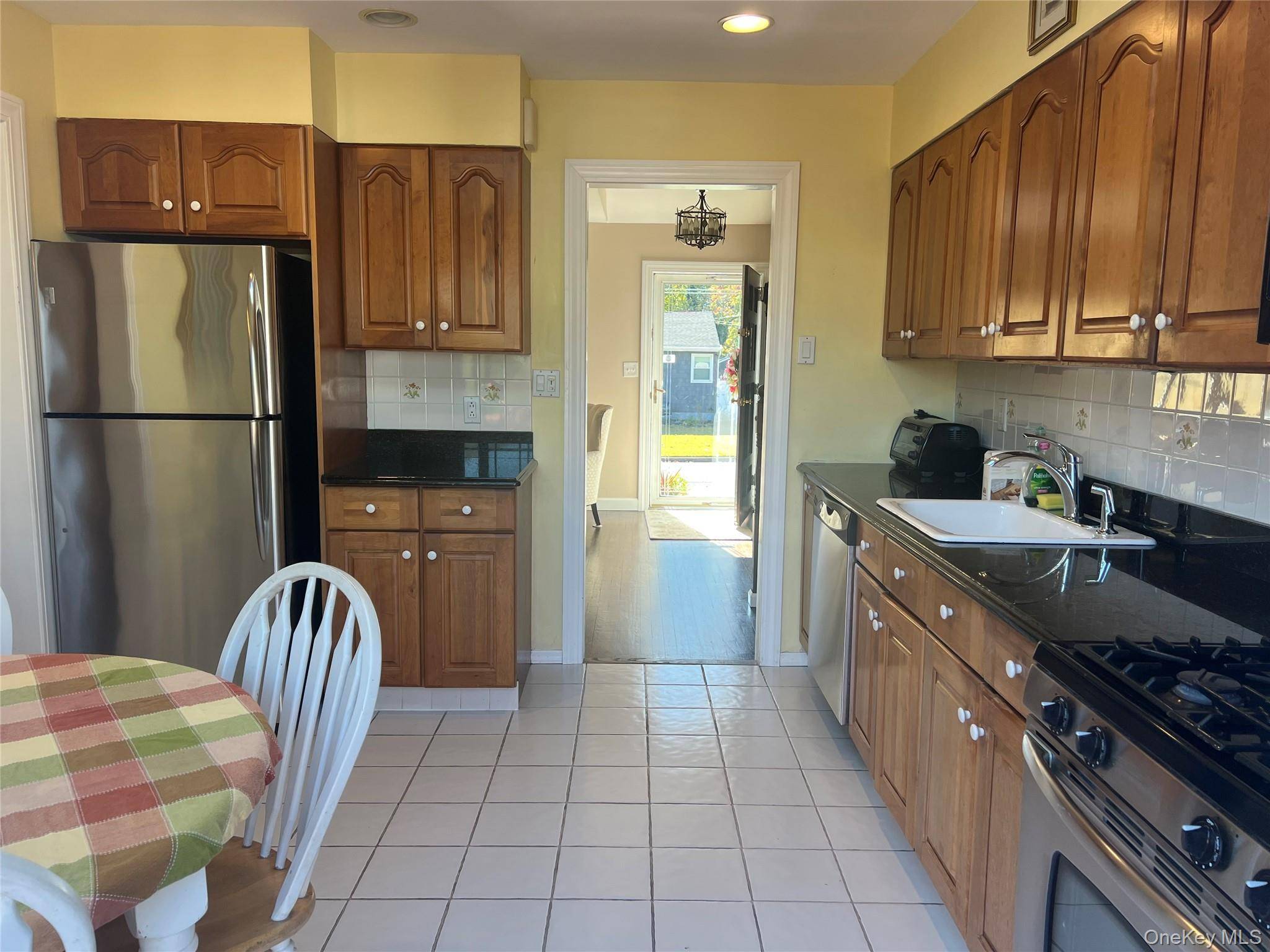 North Babylon, NY 11703,417 Cooper RD
