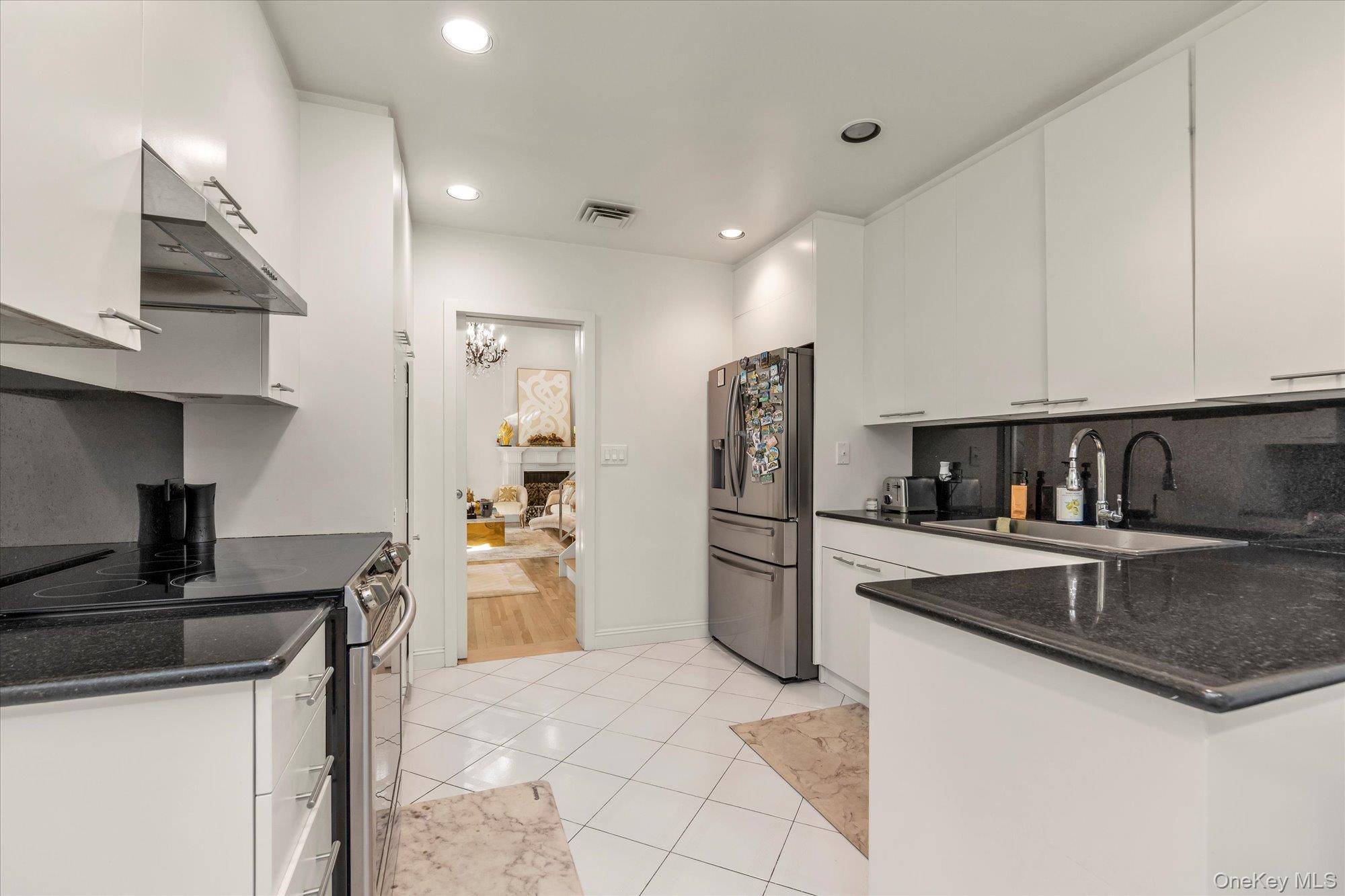 Roslyn, NY 11576,47 Pinewood RD