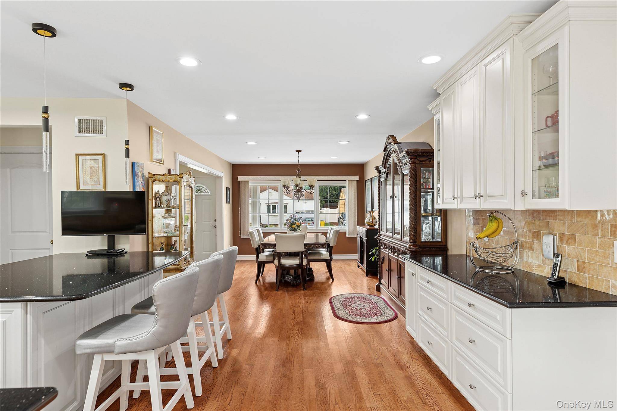 Plainview, NY 11803,14 Hollyberry RD