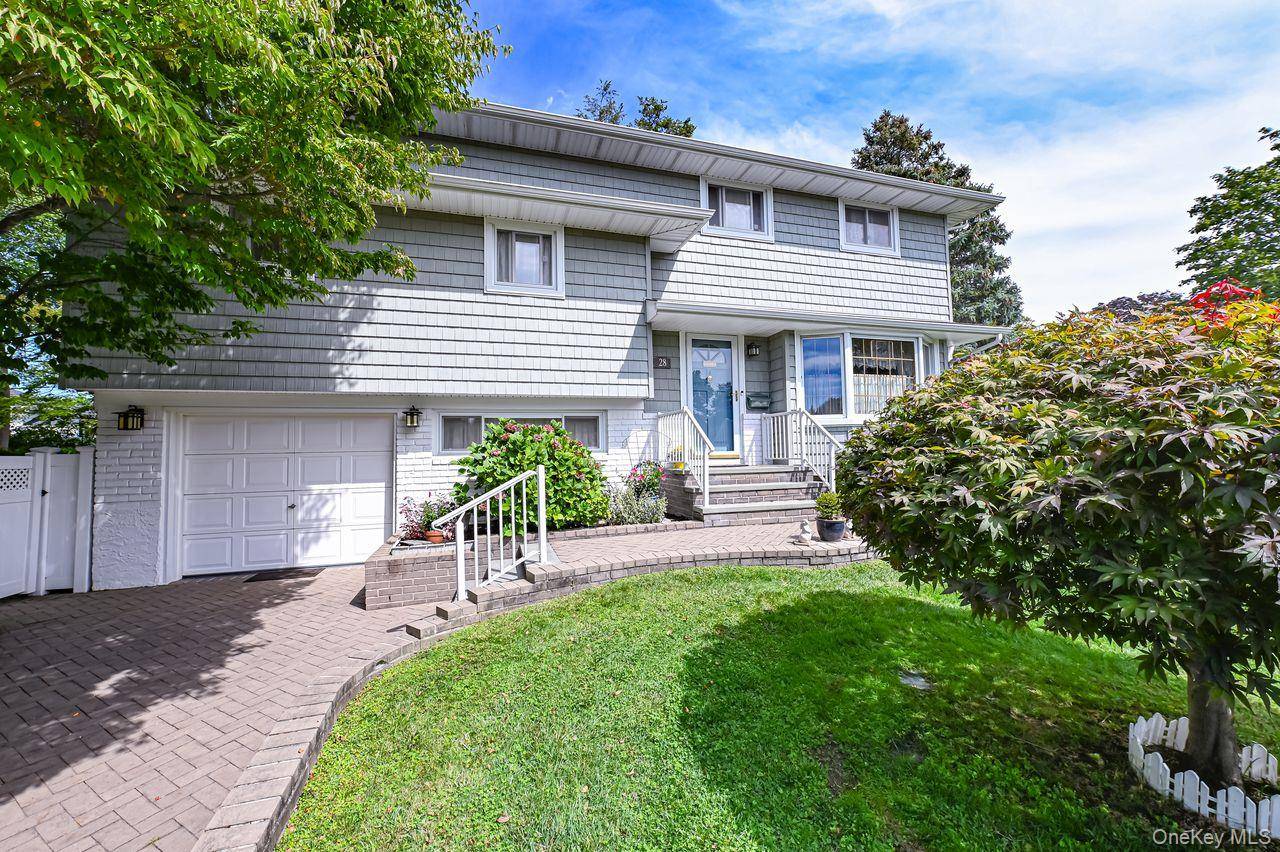 Plainview, NY 11803,28 Halcourt DR