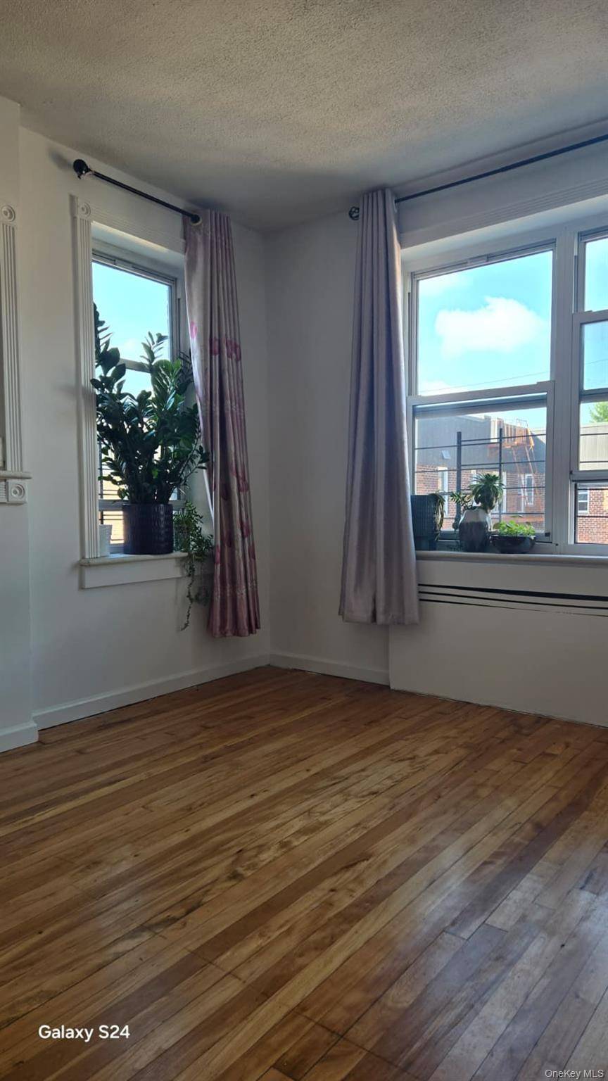 Jackson Heights, NY 11372,33-16 82 ST #6D