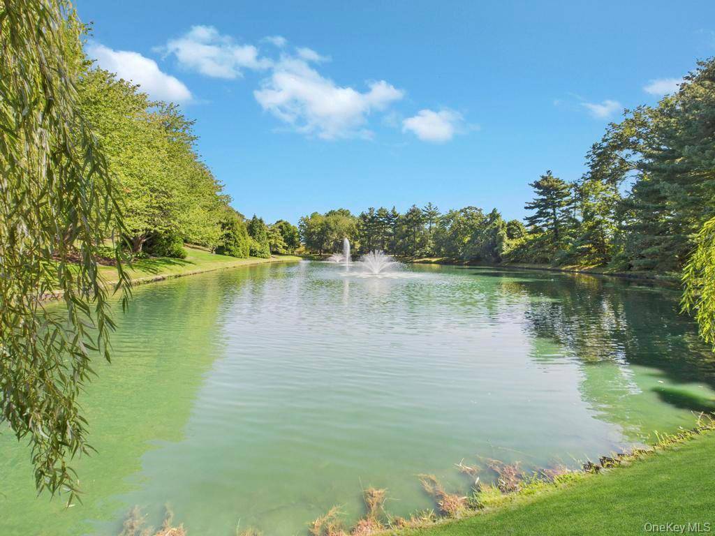 Roslyn, NY 11576,428 Toftree CT