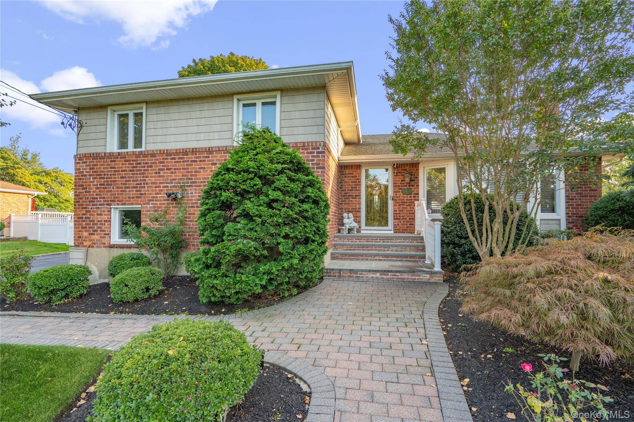 Syosset, NY 11791,7 Chelsea DR
