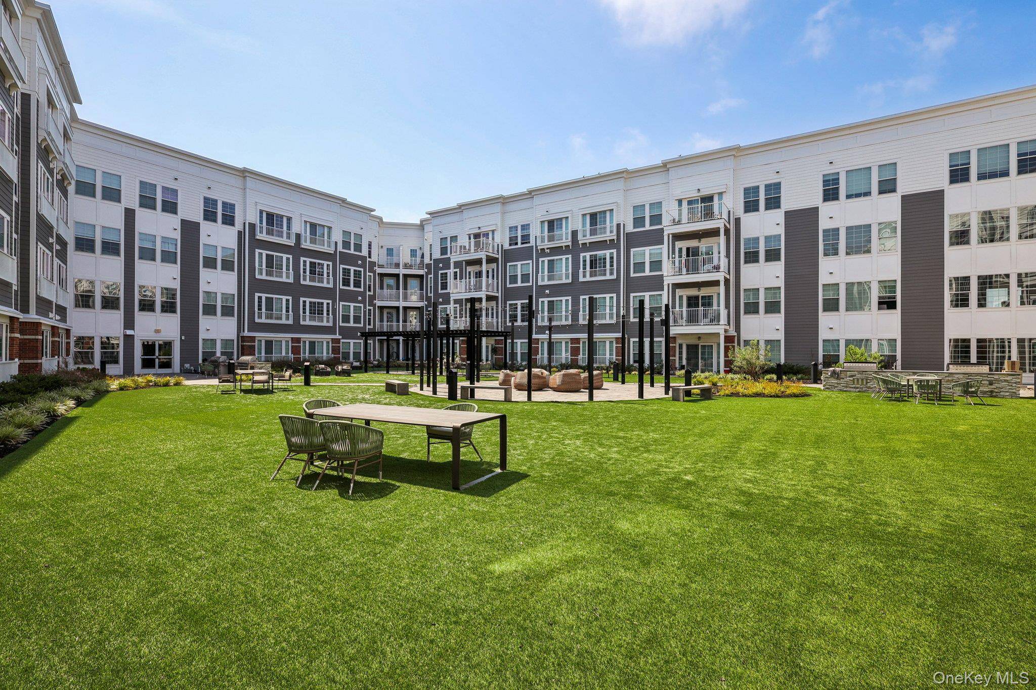 Lindenhurst, NY 11757,75 E Hoffman AVE #1036