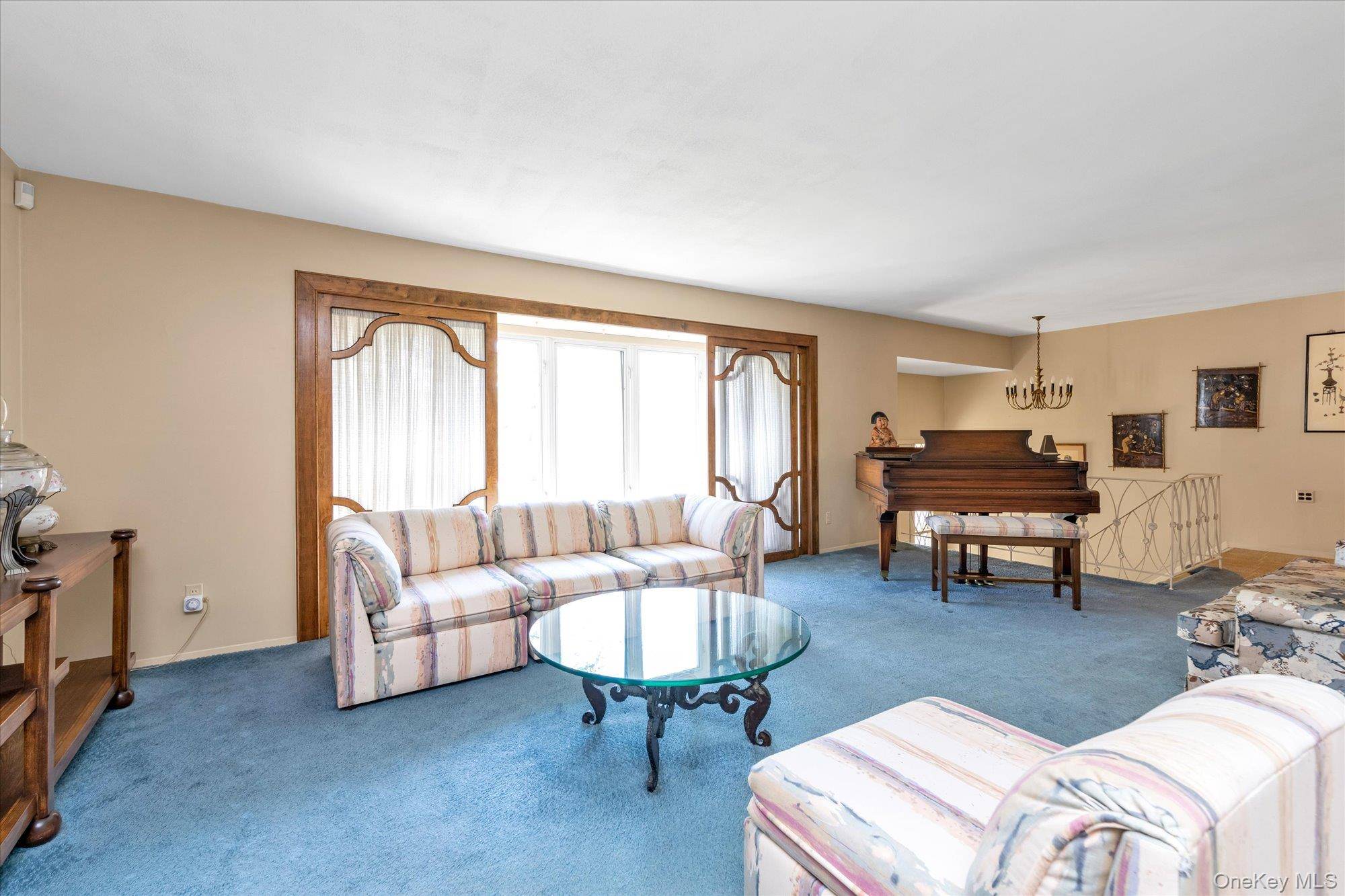 Roslyn, NY 11576,180 Dogwood RD