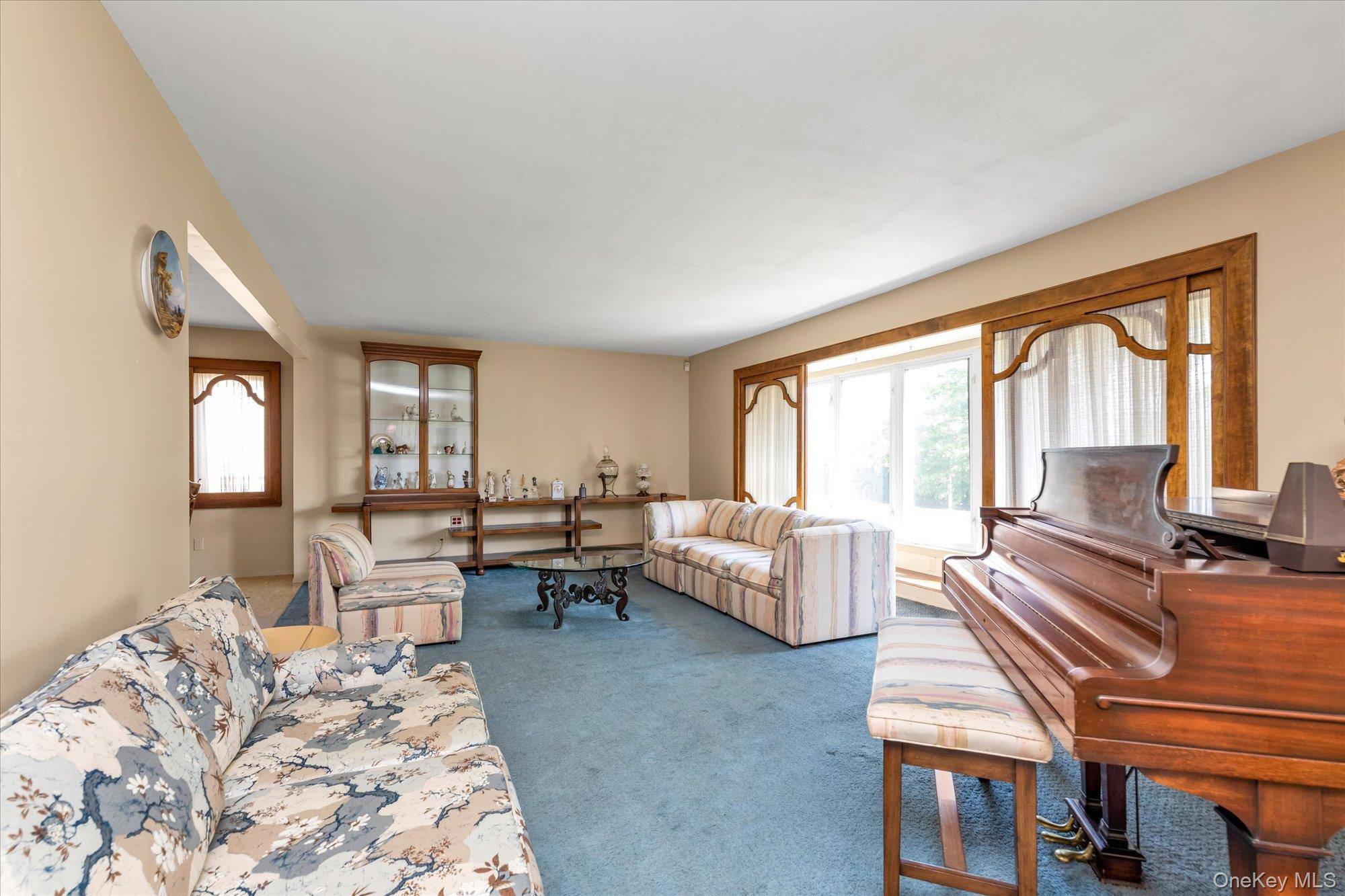 Roslyn, NY 11576,180 Dogwood RD