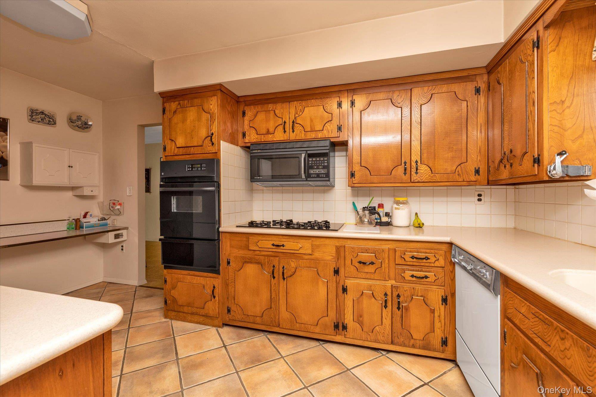 Roslyn, NY 11576,180 Dogwood RD