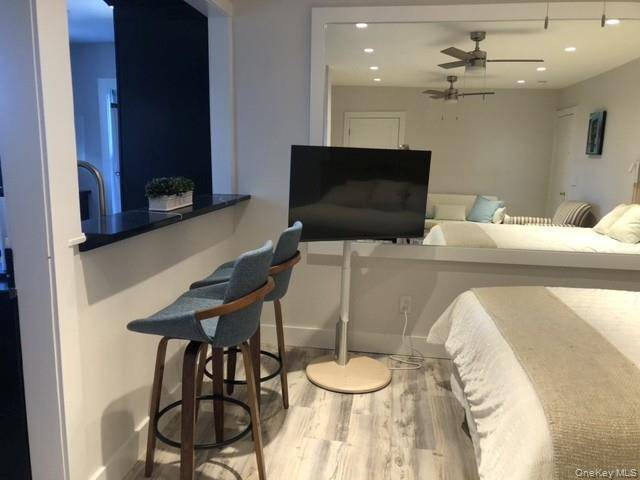 Westhampton Beach, NY 11978,94 Main