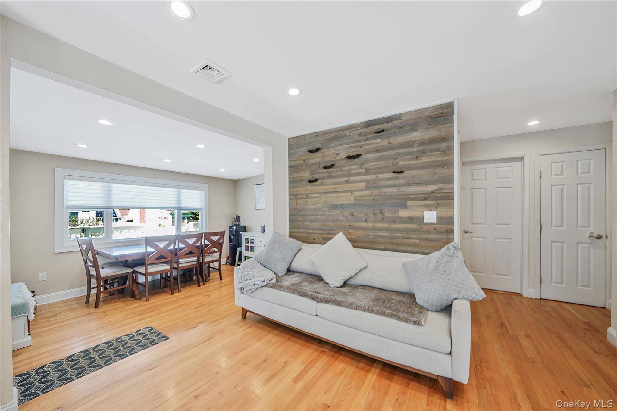 East Rockaway, NY 11518,17 Barnstable RD