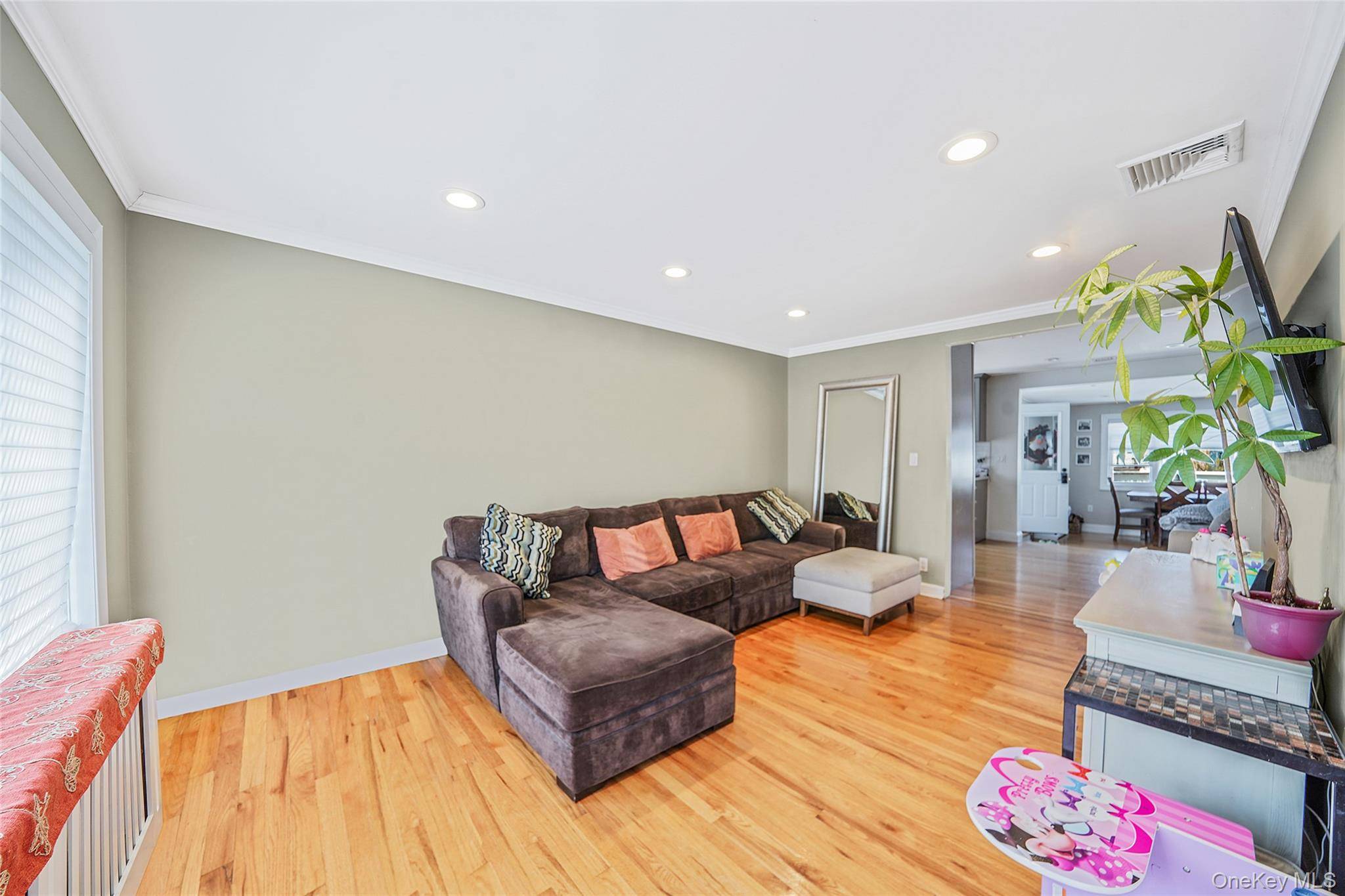 East Rockaway, NY 11518,17 Barnstable RD