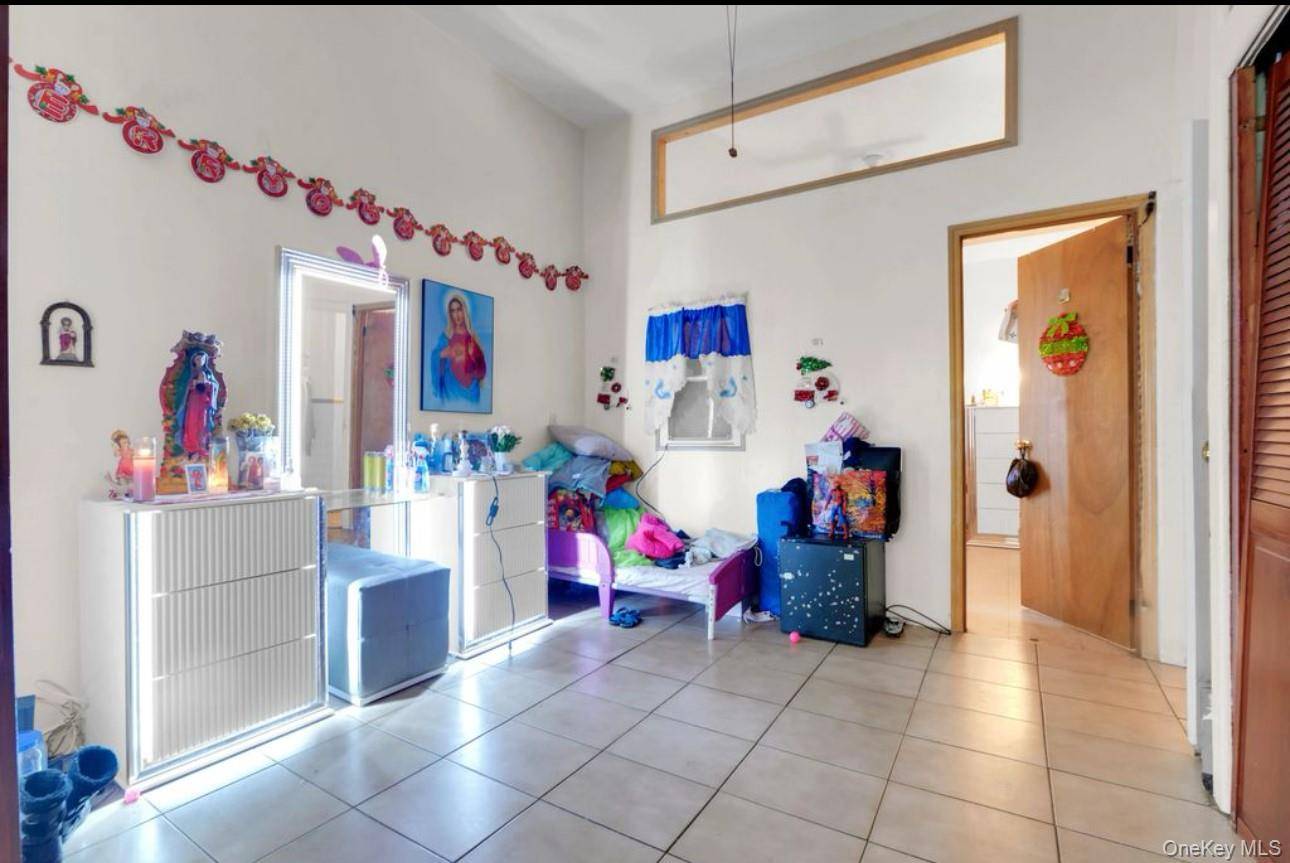 Woodhaven, NY 11421,88-22 85th ST