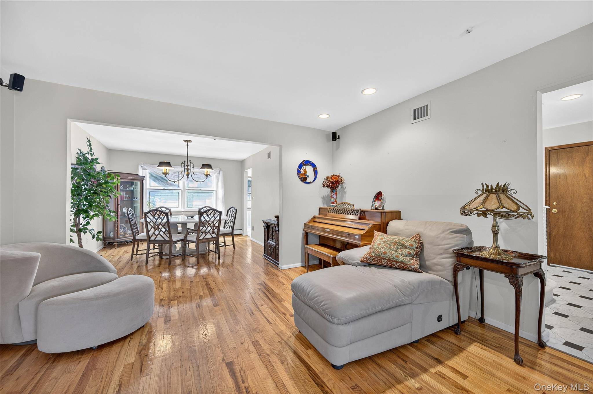 Roslyn, NY 11576,73 Reed DR