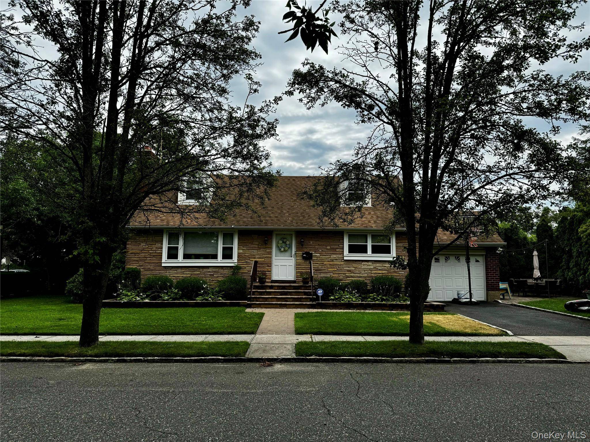 Manhasset, NY 11030,6 Highland TER