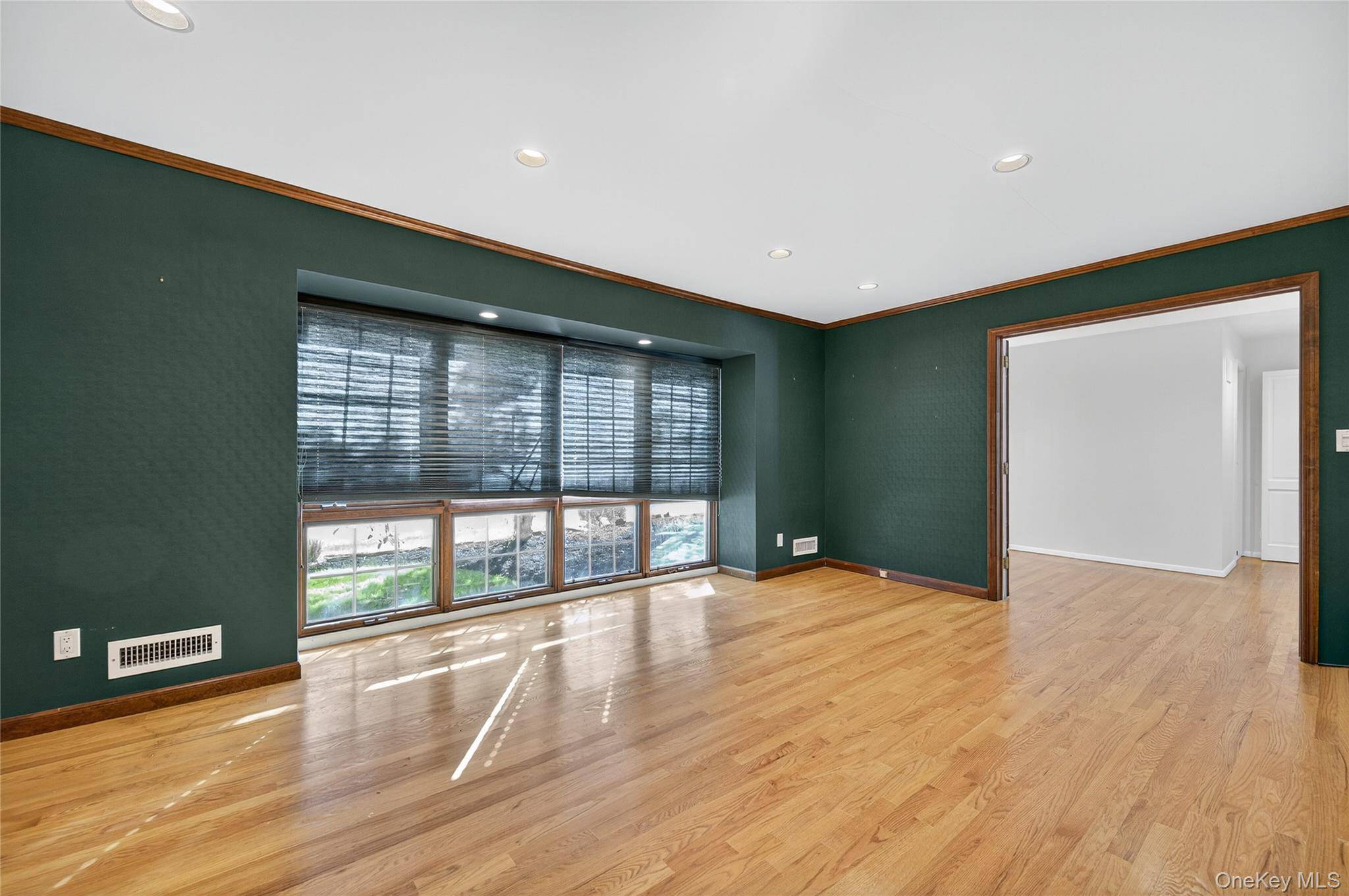 East Hills, NY 11576,39 Hummingbird DR