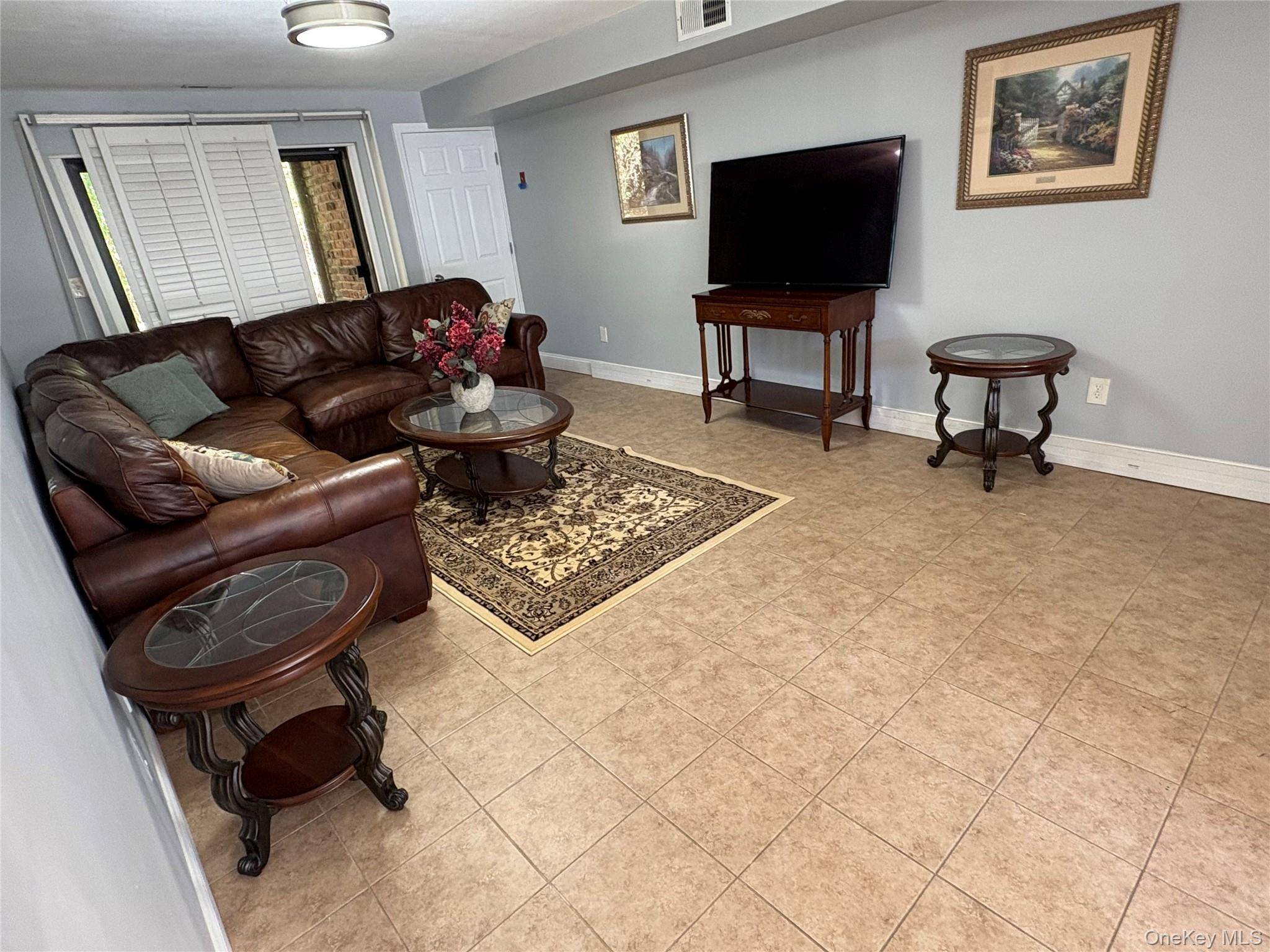 Bay Shore, NY 11706,33 Newbrook LN #33
