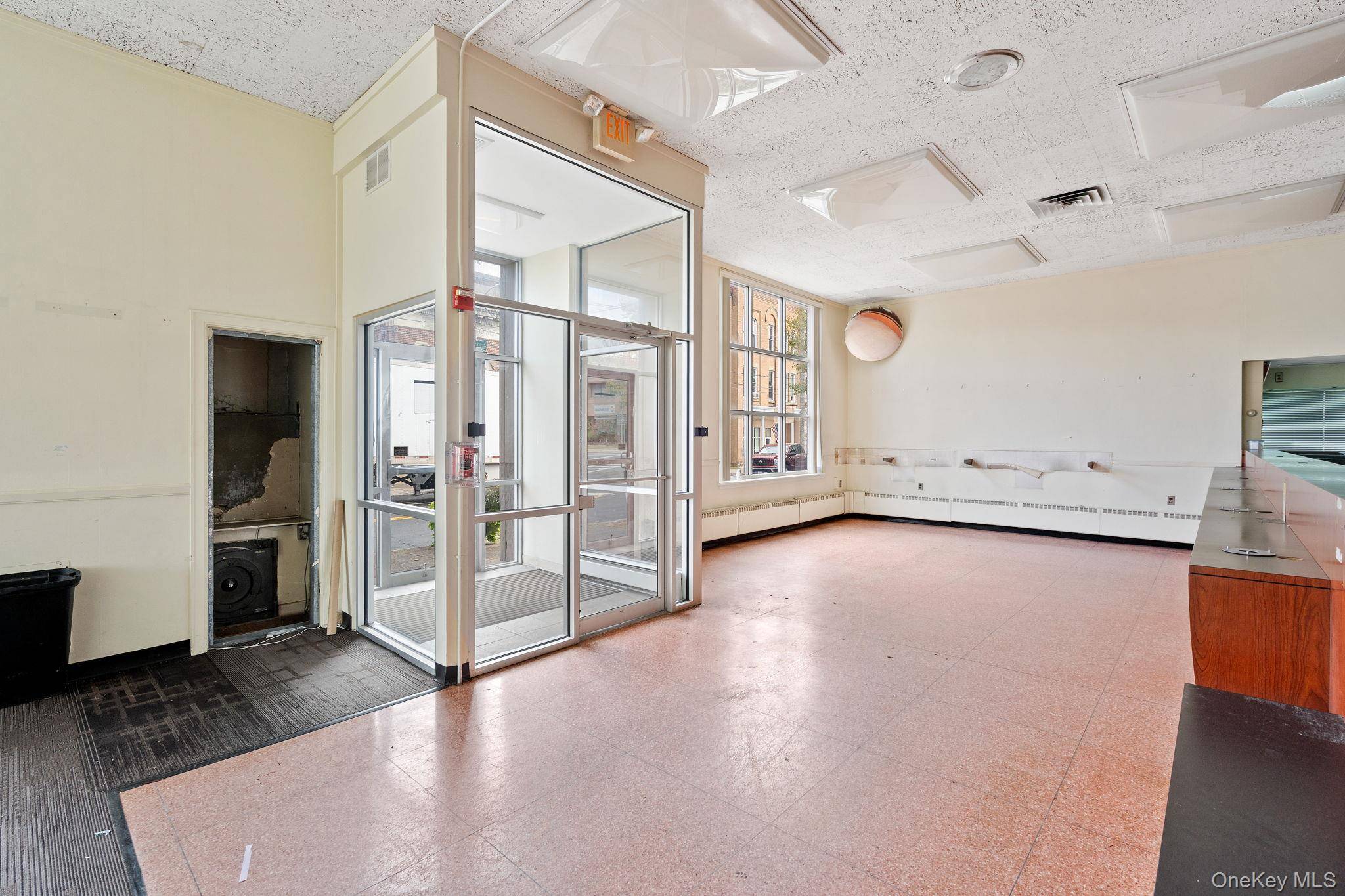 Ellenville, NY 12428,83 Canal ST