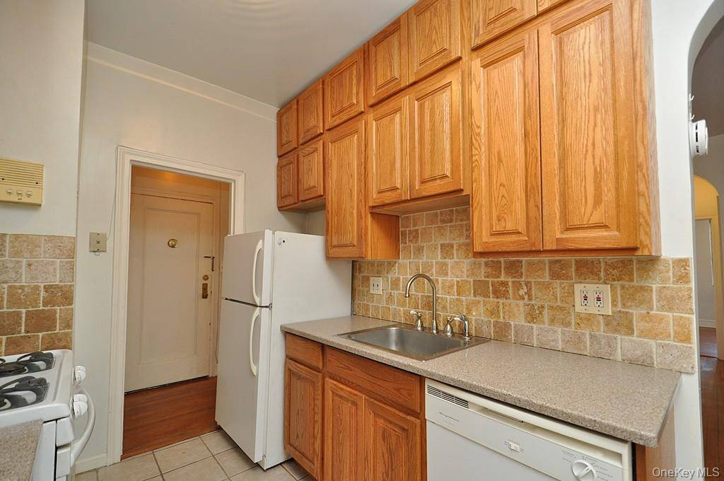 New Rochelle, NY 10801,120 Stonelea PL #3M