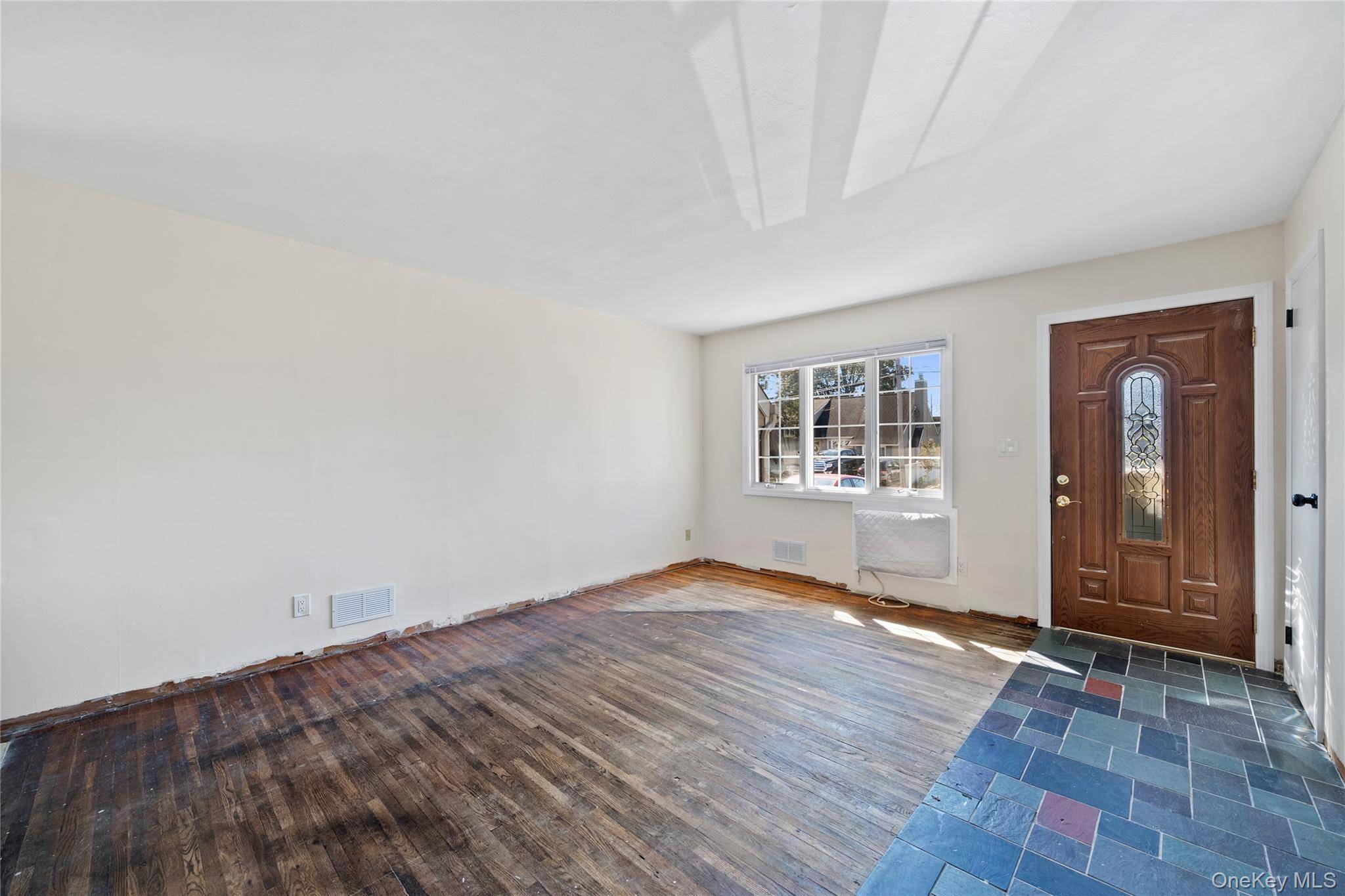 Lindenhurst, NY 11757,1029 N Niagara AVE