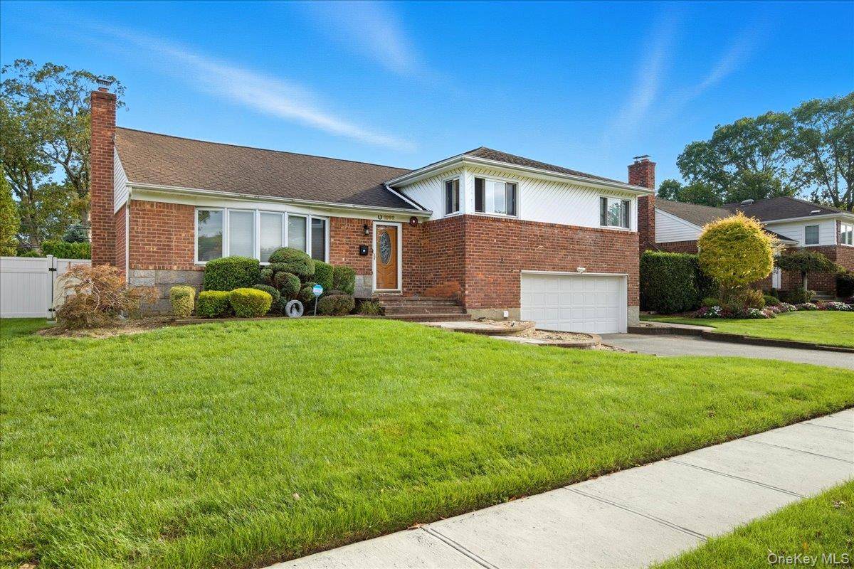 Westbury, NY 11590,1982 Stratford DR