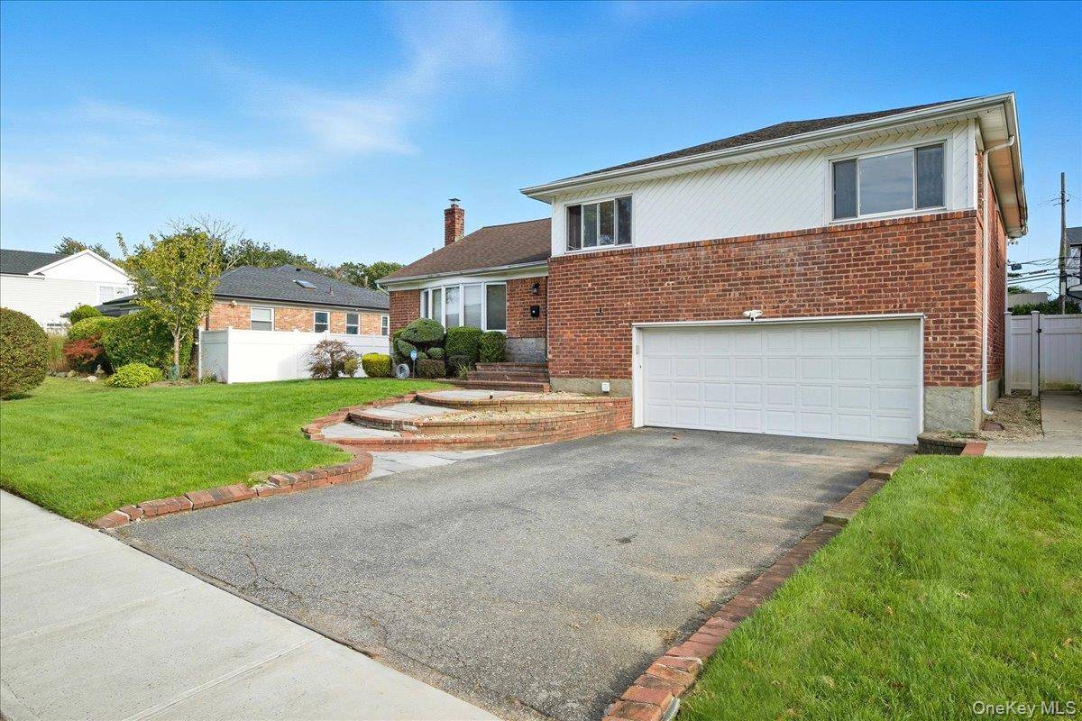 Westbury, NY 11590,1982 Stratford DR