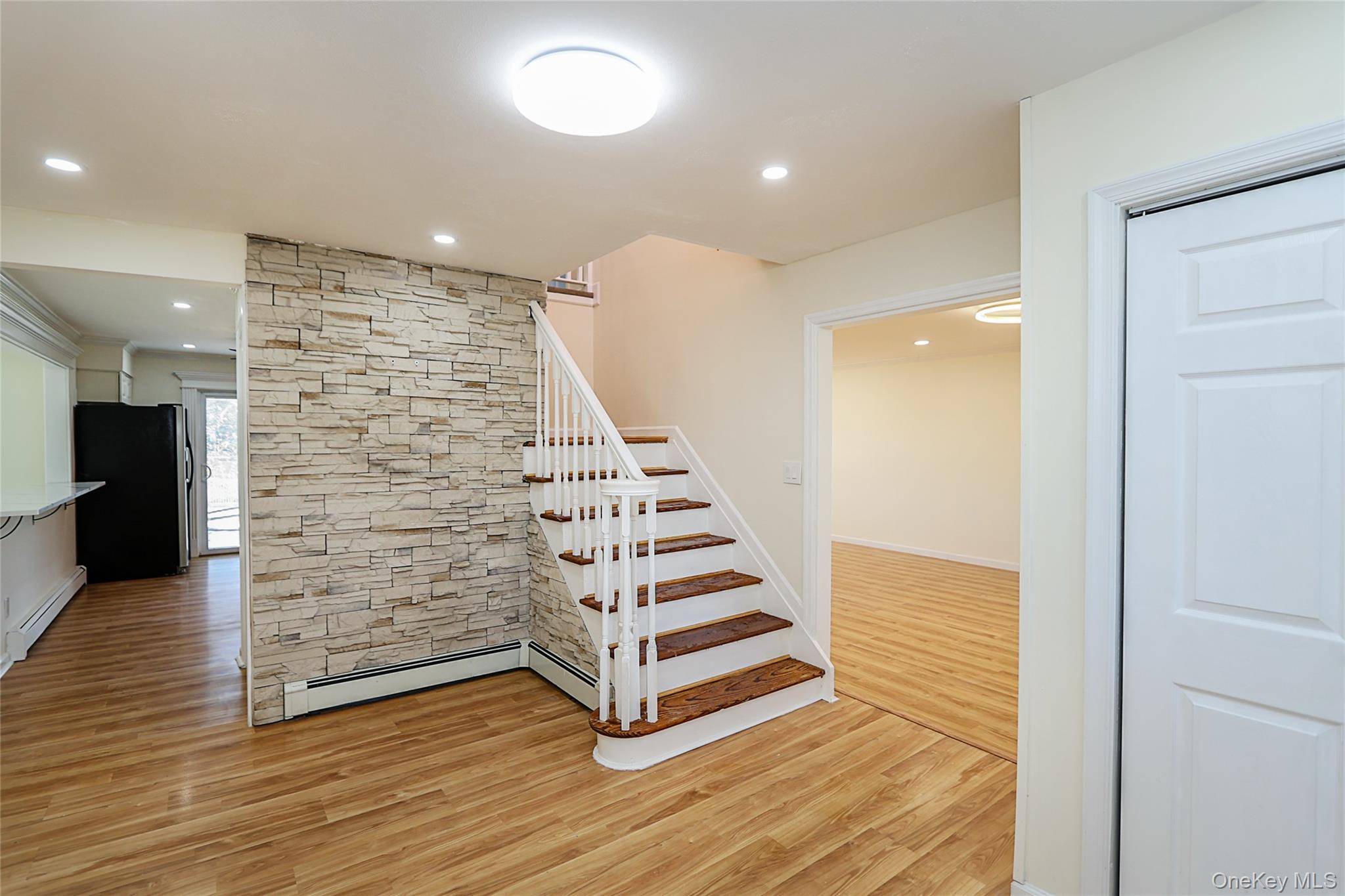 North Babylon, NY 11703,1 Deer Lake DR