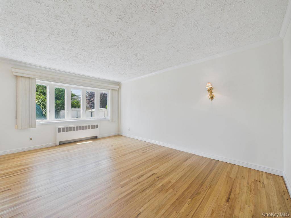 Massapequa, NY 11758,408 Briarwood RD