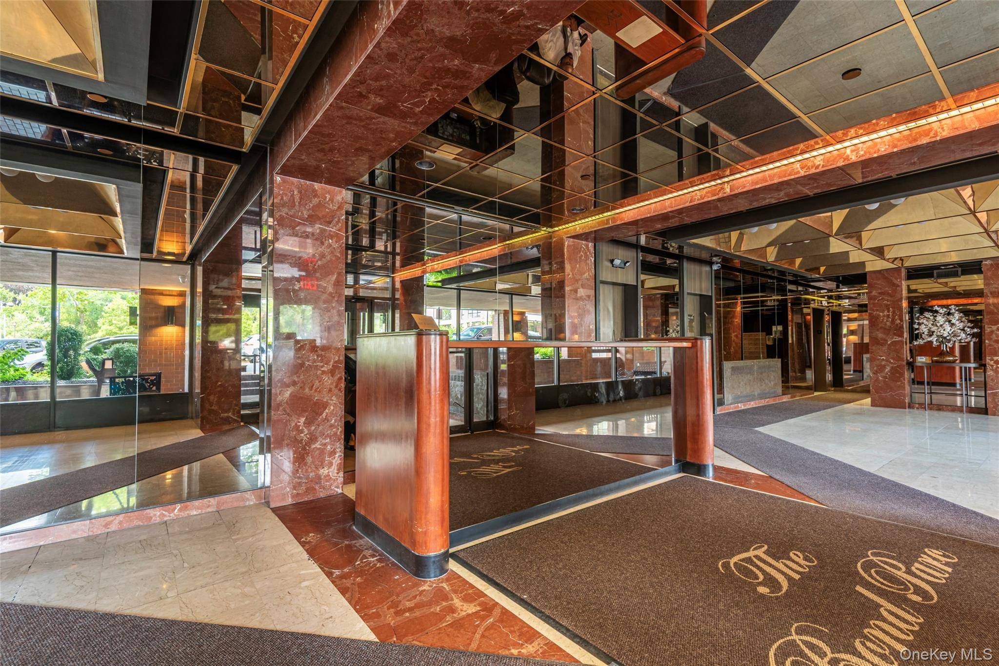 Great Neck, NY 11021,12 BOND ST #4C