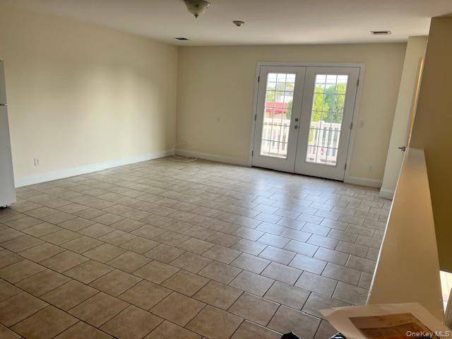 Lindenhurst, NY 11757,392 Montauk Highway