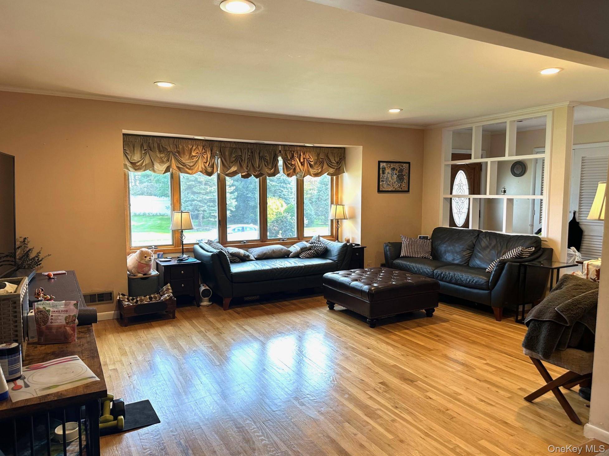 Westbury, NY 11590,921 Wellington RD