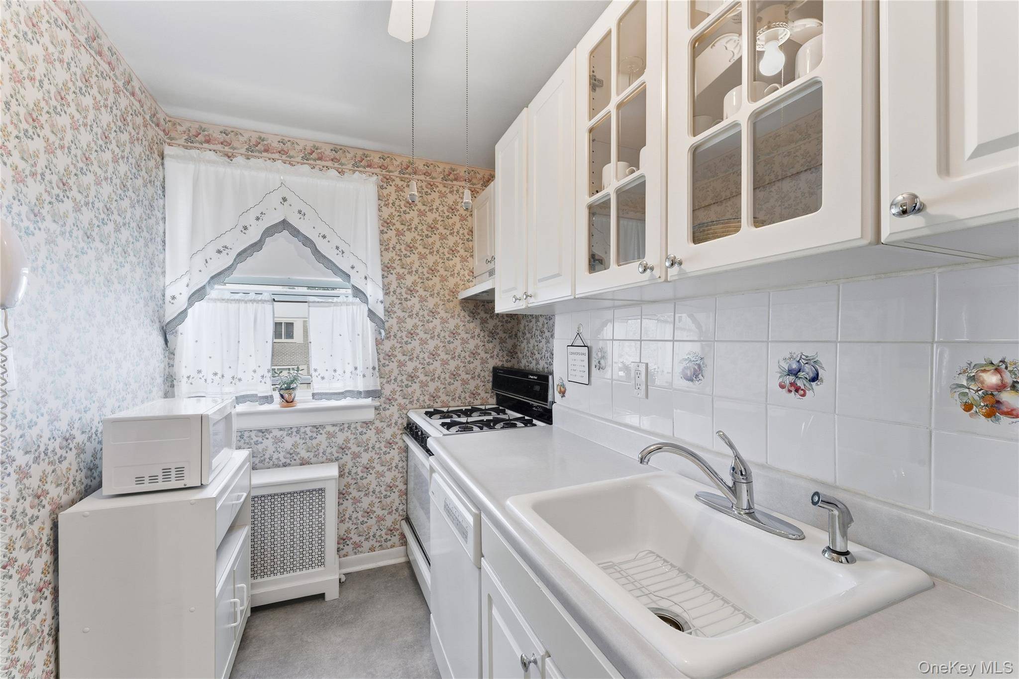 Glen Oaks, NY 11004,72-45 Little Neck Parkway #upper