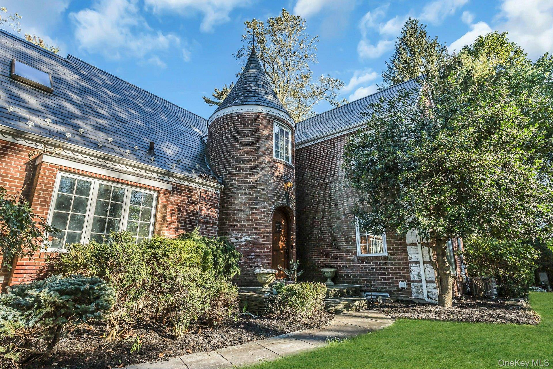 Manhasset, NY 11030,10 Soundview Crest